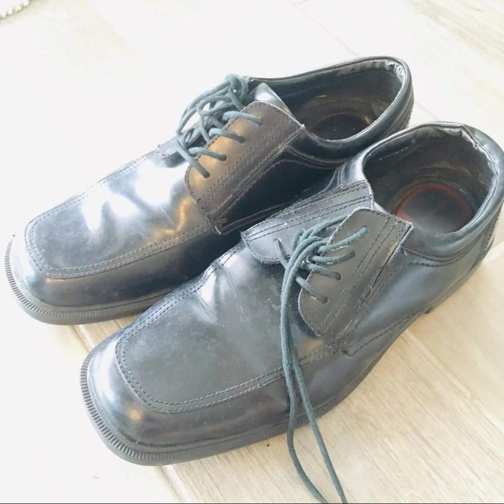 DOCKERS slip resistant black men’s black leather dress shoe size 11M